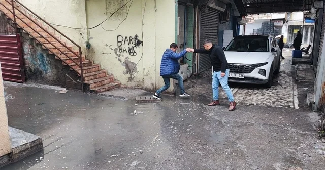 Adana da esnaf kanalizasyon sorununun bir türlü çözülmemesine tepkili Esnaf ASKİ ye başvurmalarına rağmen sürekli tıkanan kanalizasyon sorununun bir türlü çözülmediğini söyledi Adana Haberleri