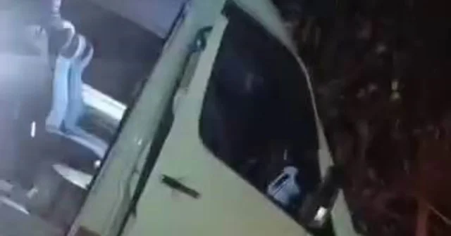 Yolcu minibüsü şarampolde asılı kaldı, faciadan dönüldü Diyarbakır Haberleri