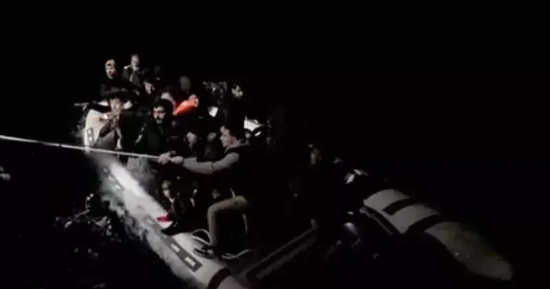 Arızalanan lastik bottaki 29 kaçak göçmen kurtarıldı, 2 organizatör gözaltına alındı