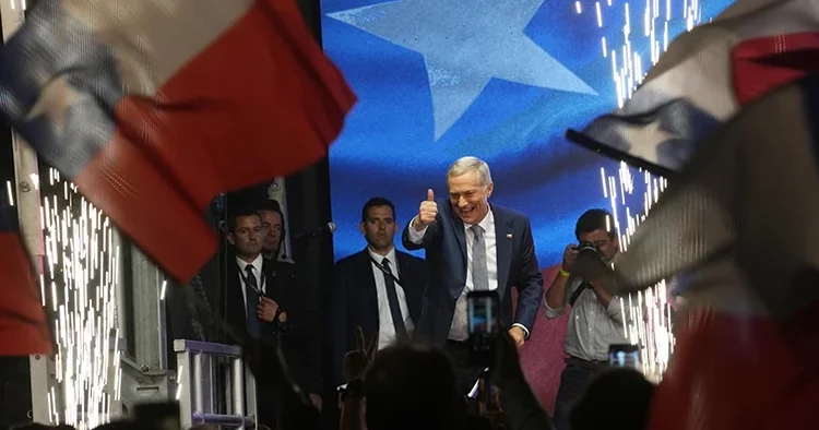 Şili seçimlerinde aşırı sağ farkla kazandı