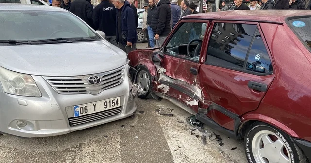 Çorum da üç araç çarpıştı: Sürücüler burnu bile kanamadan kurtuldu Çorum Haberleri