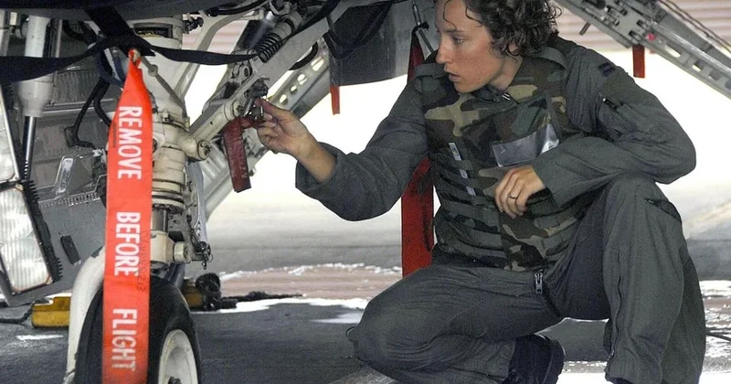 Savaş uçaklarındaki kırmızı şeritlerin sırrı ortaya çıktı Sözcü Gazetesi