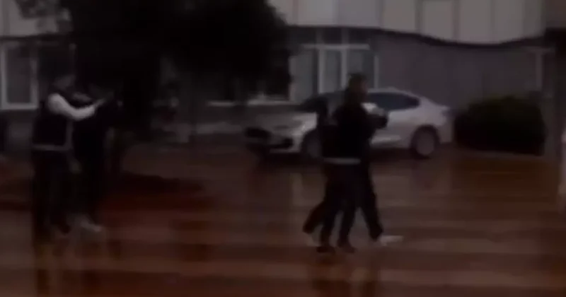 Sebebini kimse anlamadı: Durakların camlarını kırıp kaçtılar Sözcü Gazetesi