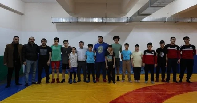 İl Müdürü Demir, güreşçilerle mindere çıktı Bilecik Haberleri
