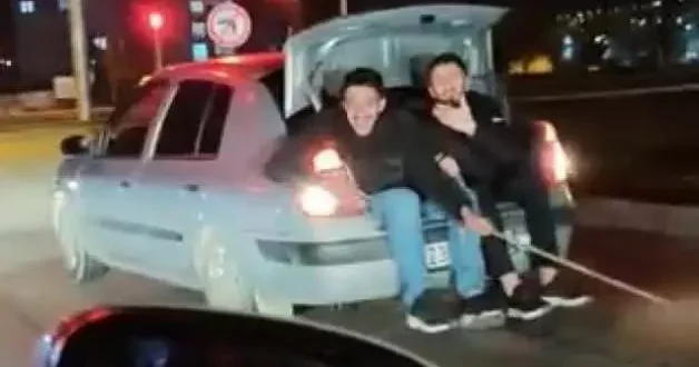 Bagaja oturup arızalanan arabayı elleriyle tuttukları iple çektiler