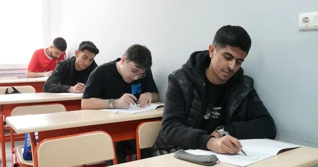 Elazığ da 9 bin öğrenci sınavda ter döktü Elazığ da YKS öğrencilerine ücretsiz sınav yapıldı Elazığ Haberleri