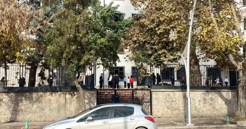 İzmit te 15 Yaşındaki Öğrenci Düşerek Ağır Yaralandı