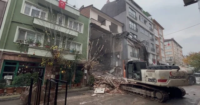Bursa da ilginç bir yıkım 4 katlı binanın zemininden yıkmaya başlayınca ortalık savaş alanına döndü Bursa Haberleri