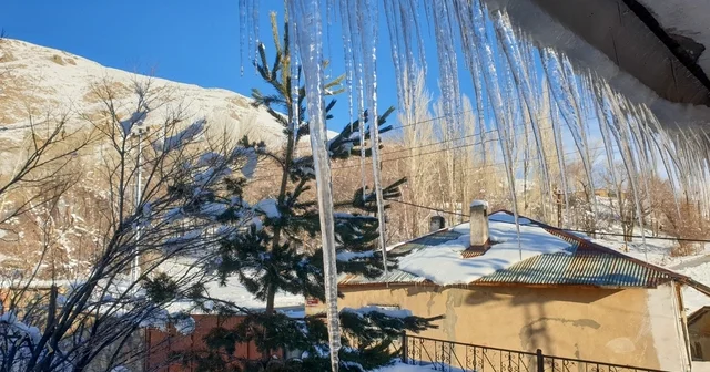 Başkale de dondurucu soğuklar; 2 metre uzunluğunda buz sarkıtları oluştu Van Haberleri