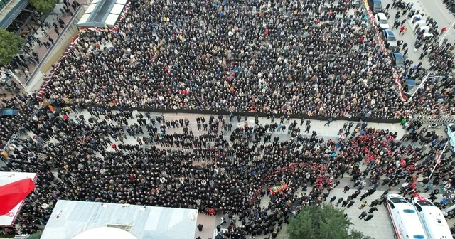 Manisa, ilk kadın başkanına ağladı Gülşah Durbay son yolculuğuna sevgi seliyle uğurlandı Manisa Haberleri