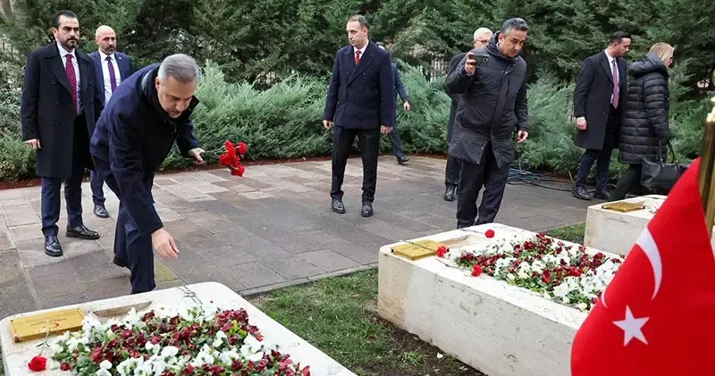 Bakan Fidan, Dışişleri Şehitliği ni ziyaret etti