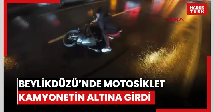 Beylikdüzü nde yolda kayan motosikletin kamyonetin altına girdiği anlar kamerada
