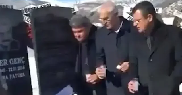 Özgür Özel in Kamer Genç in mezarı başında rakı içtiği anlar ortaya çıktı VİDEO İZLE