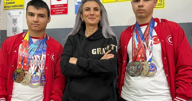 İkizler, öğretmenlerinin tavsiyesiyle başladıkları bilek güreşinde dünya ve Avrupa şampiyonu oldu Bursa Haberleri