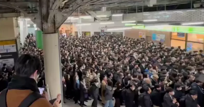 Tokyo da elektrik kesilince ulaşım felç oldu! Binlerce kişi istasyonda sıkıştı