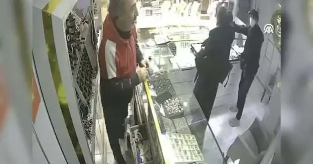 Bahçelievler de silahlı kuyumcu soygunu! Korku dolu anlar kamerada