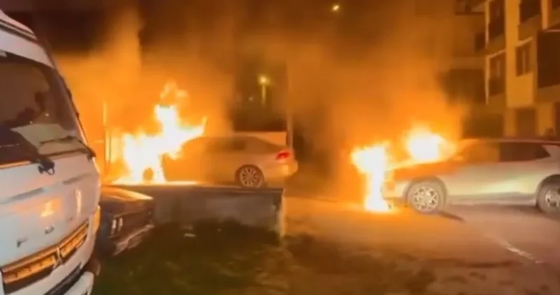 Park halindeki araçlar alev alev yandı!