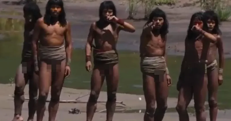 İlk kez kamera gören izole kabile üyelerinden ilginç tepkiler