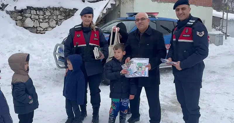 Kar nedeniyle okula gidemeyen öğrencilerin karnelerini jandarma dağıttı