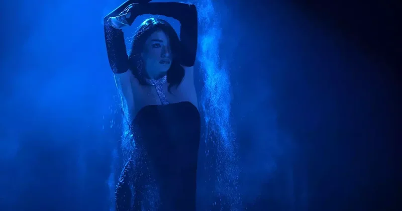 Ebru Gündeş, İnci Taneleri için söyledi