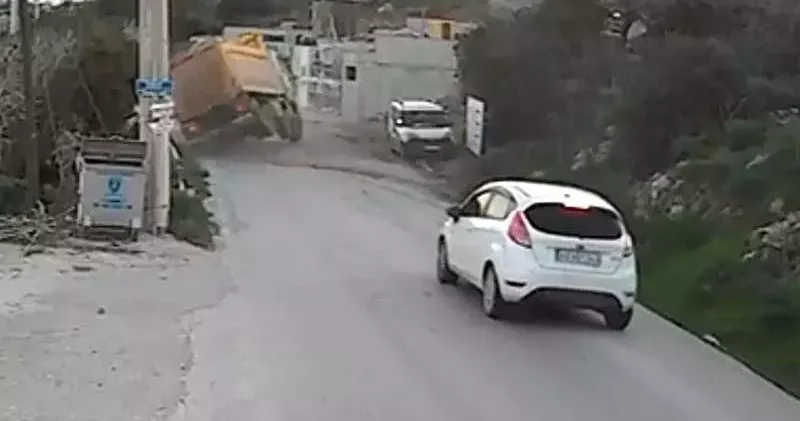 Hafriyat kamyonunun devrildiği kaza kamerada