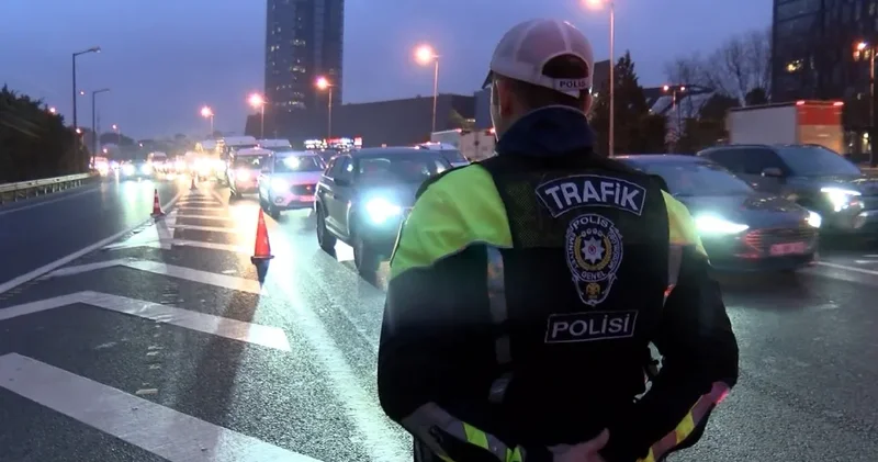 İstanbul da dronlu denetim: Taralı alan ihlali yapan sürücülere ceza yağdı