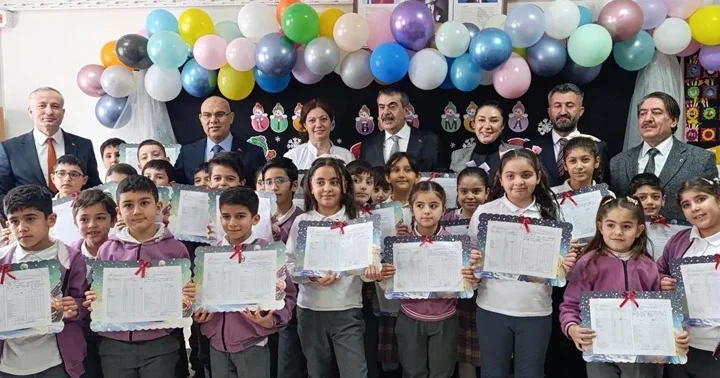 Bakan Tekin, Ağrı da öğrencilere karne dağıttı: Yarıyıl tatilinde dinlenip, kitap okuyarak vakit geçirin