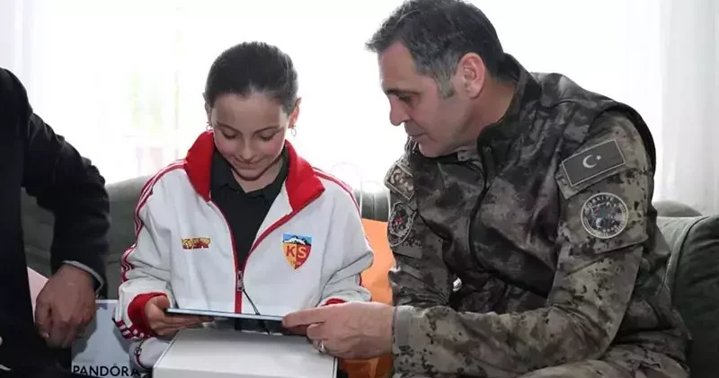 Emniyet müdüründen şehit kızına karne hediyesi