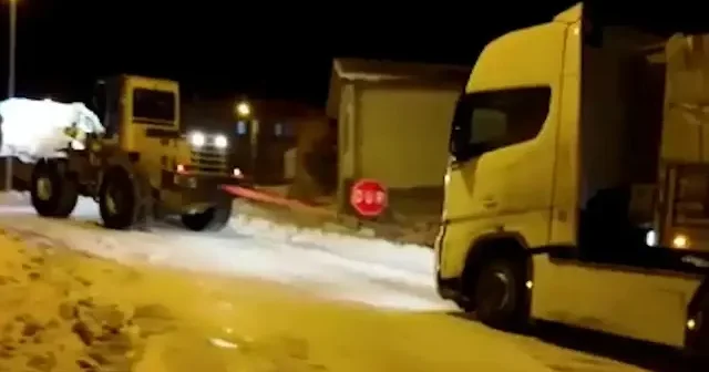 Kar ve tipide mahsur kalan TIR şoförü kurtarıldı VİDEO İZLE