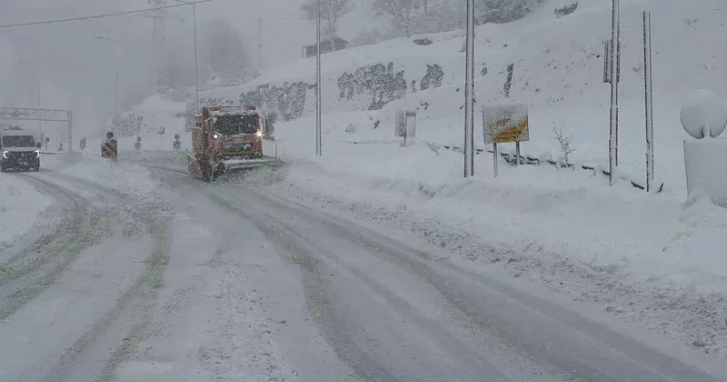 Hopa Borçka karayolunda kar ve tipi ulaşımı güçleştiriyor
