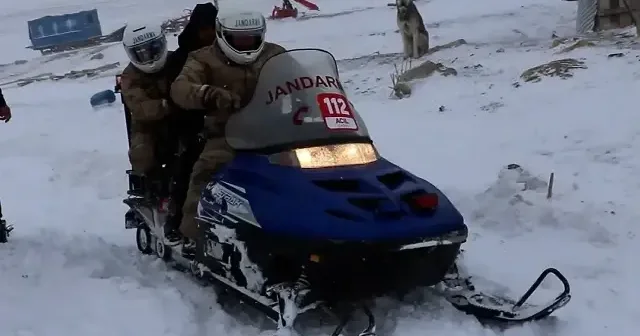 Bayburt’ta kar ve tipi nedeniyle hastaneye gidemeyen vatandaşa jandarma yetişti VİDEO İZLE