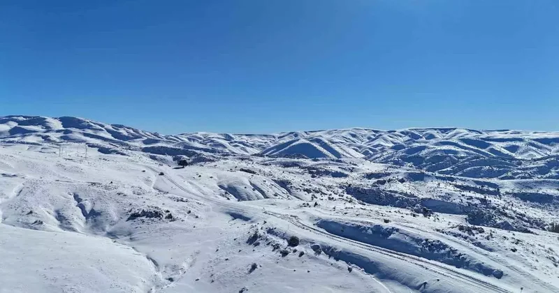 Konya’nın çatısında kar yağışı yüzleri güldürdü