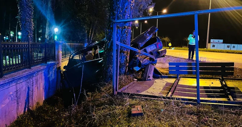 Samsun da otomobil otobüs durağına çarptı: 1 yaralı