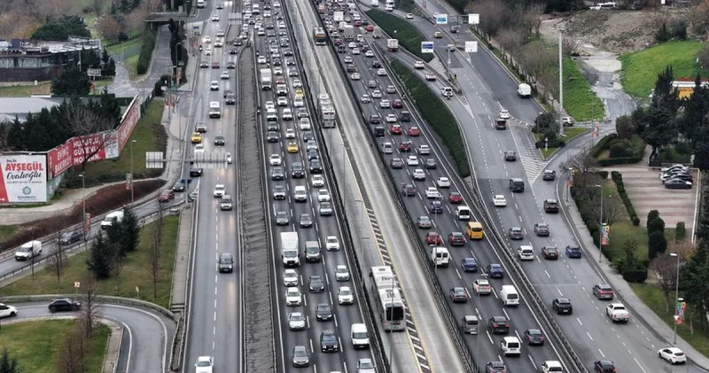 İstanbul’da ara tatilin başlamasıyla trafik yoğunluğu yüzde 85’e ulaştı Son dakika haberleri