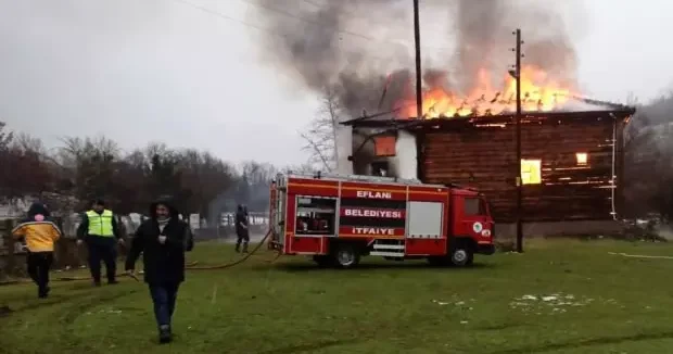 Karabük haberleri 450 yıllık cami, Cuma namazı sırasında alevlere teslim oldu 16 Ocak 2026