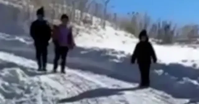 Karne öncesi öğretmen ve öğrencilerinin kızak keyfi: Renkli anlar iç ısıttı VİDEO İZLE