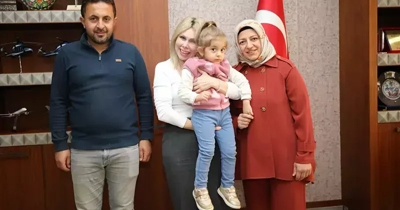 Mucize bebek Özlenen, doktorunu ziyaret etti