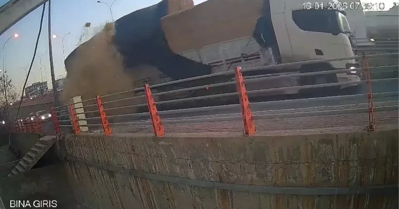 TIR dan düşen saman balyalarının altında kalmaktan son anda kurtuldu