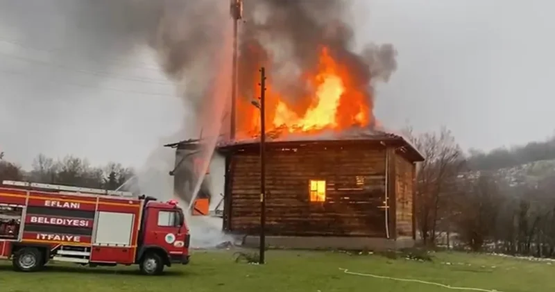 2 nci Selim döneminden kalma cami alev alev yandı