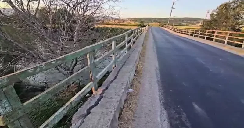 Hasar gören ve beşik gibi sallanan köprü yıkılıyor