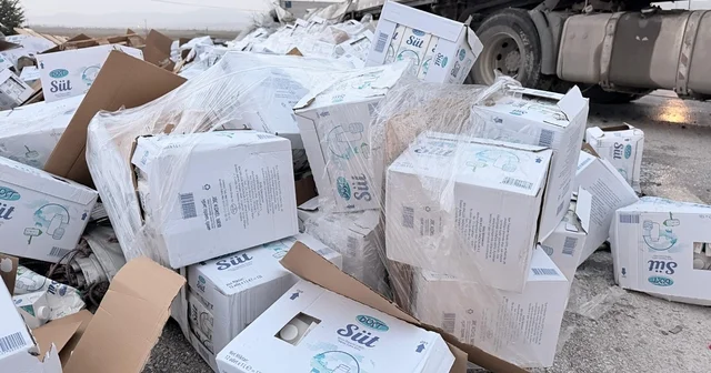 Devrilen tırdaki 25 ton süt çevreye dağıldı Afyonkarahisar Haberleri