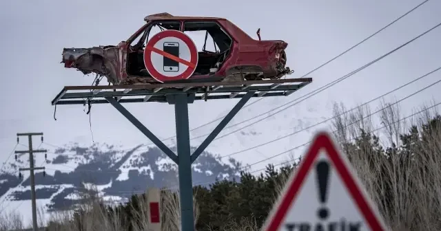 Erzurum’da hurda araçlarla trafik mesajı: Bir anlık dalgınlık hayat değiştirir VİDEO İZLE