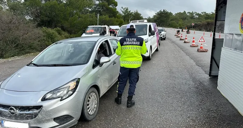 Jandarma denetimlerinde çeşitli suçlardan aranan 35 şahıs tutuklandı
