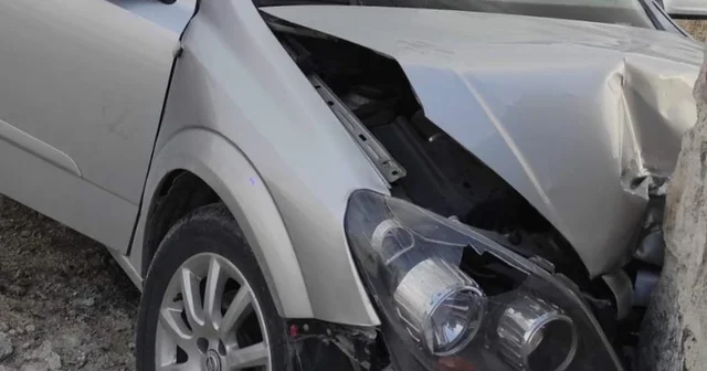 Kontrolden çıkan otomobil avlu duvarına çarptı: 4 yaralı Konya Haberleri