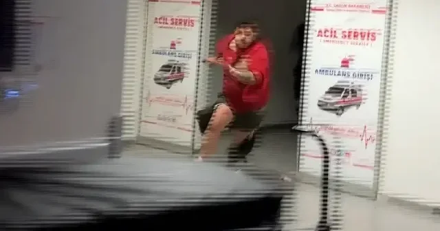 Aksaray da bıçaklanan şahıslar sedyeden atlayıp gazetecilere saldırdı VİDEO İZLE