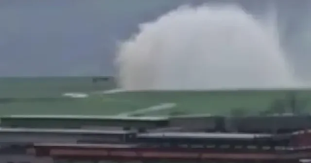 Tekirdağ’da çevre yolunda su hattı patladı: Tazyikli su metrelerce yükseldi VİDEO İZLE