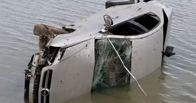 Sivas ta yol kenarındaki su birikintisine devrilen otomobilin sürücüsü yaralandı VİDEO İZLE