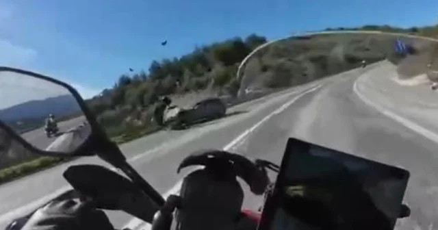 Motosiklette ölüm böyle geldi... Sollama yapıp karşı şeride geçen motosiklet ile otomobil kafa kafaya çarpıştı o anlar kask kamerasında Hatalı sollama yapan motosiklet sürücüsü hayatını kaybetti Bursa Haberleri