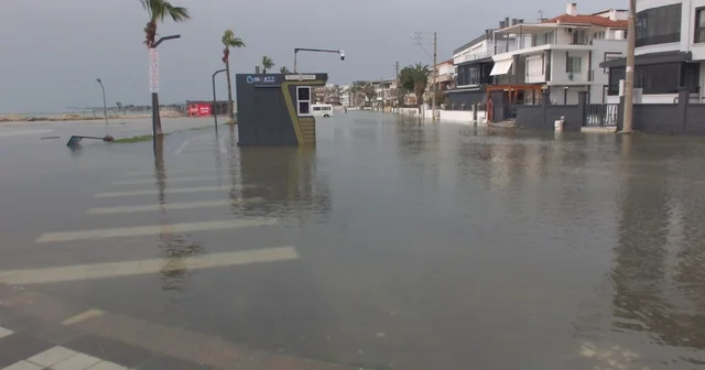 Deniz kabardı yollar göle döndü Balıkesir Haberleri