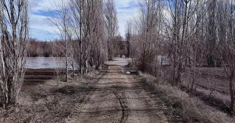 Sivas’ta yağan kar eridi, köy yolu tamamen su altında kaldı